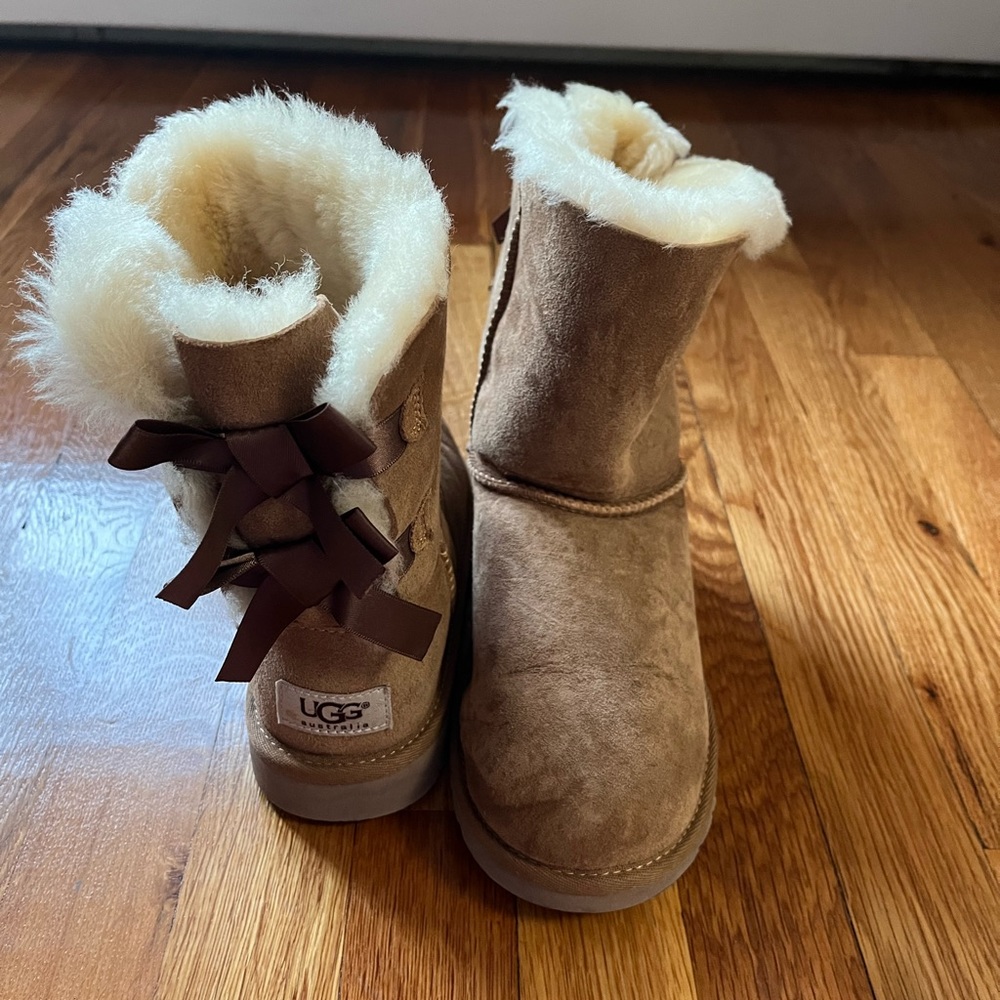 Bailey bow chestnut uggs